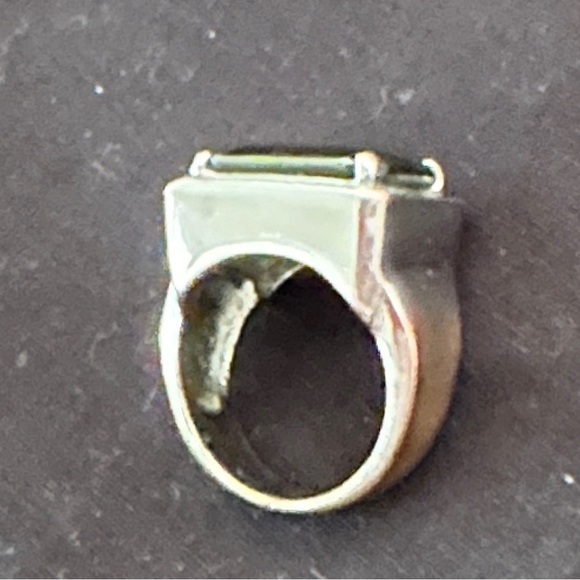 Heavy Silvertone Ring w/Rectangular Green Stone Size 6 ¾ - Picture 8 of 8